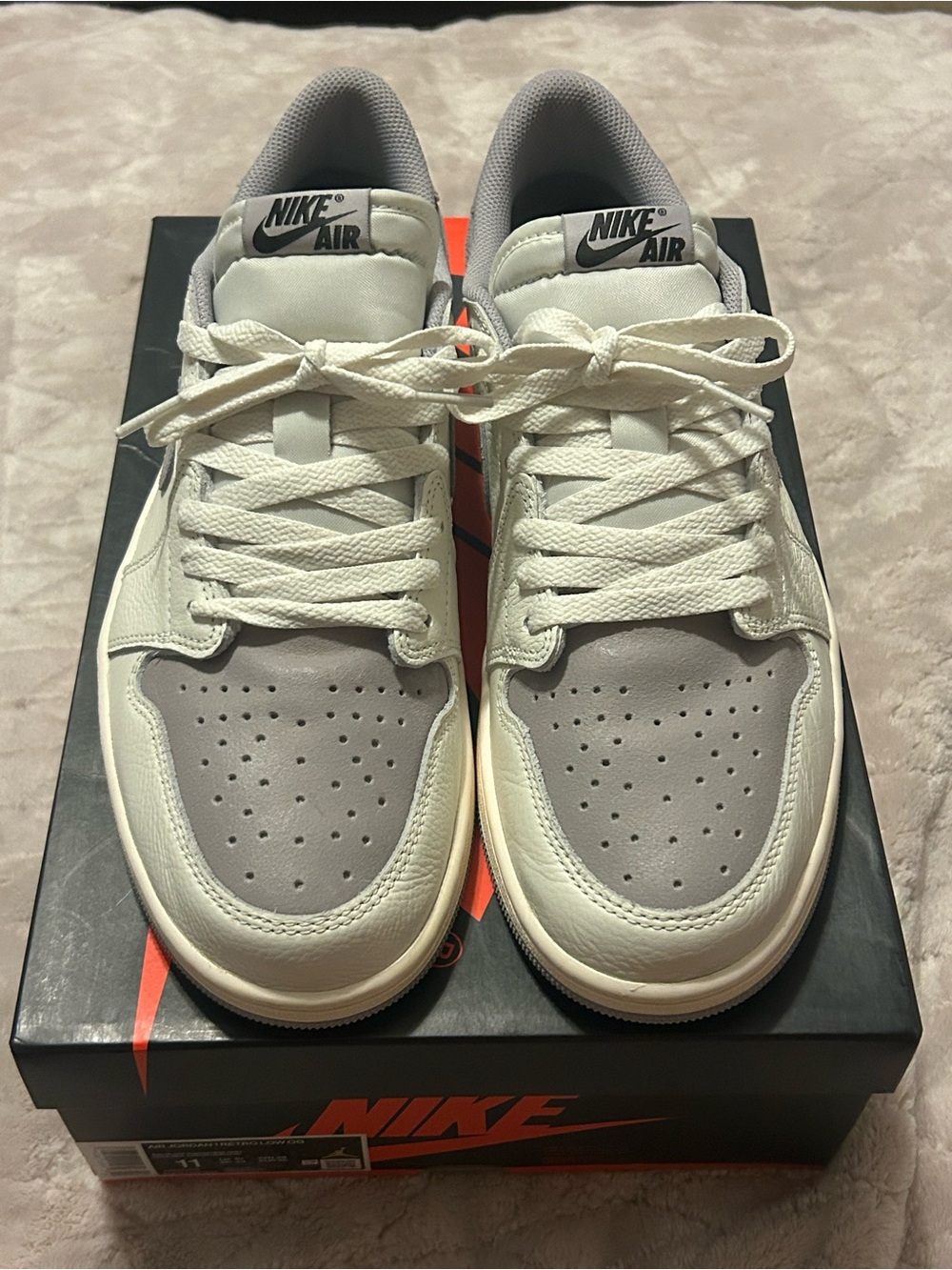Jordan Low-Top Sneakers in White and Light Gray